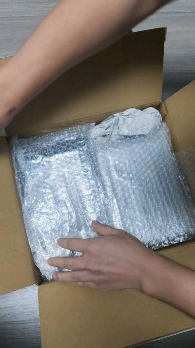 日本代切米津玄师专辑第一弹安全落地。
没有遇到阴花妹真是太好了[得意]
三件二手CD都是美品
一件全新未拆封，塑料壳四角都很完美。
收到货称了一下1400g跟发货称重一模一样。
挖煤姬给你点赞[强][强][强]