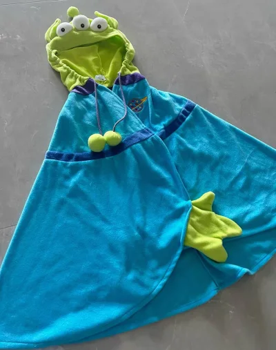 とてもかわいい毛布です。冬に使うととても暖かいです。彼を持つことができて嬉しいです。色も良いです。私はとても好きです。とても特別なものです。価格もとてもお得です。