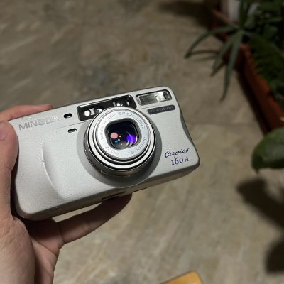 淘到好价胶片相机了，不但有精准聚焦对焦框而且小巧便携，和相机一样大，金属质感握在手里沉甸甸，感谢挖煤姬平台提供了一个这么好的购买渠道