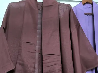 我购买了三件絽地着物。它们与我的预期相符，我通过“ems”发送它们，在非常快的时间内安全到达了我的手中。尽管它们的颜色与展示图片有所差异，但实际物品的颜色使我非常惊喜。这正是我想要的。非常感谢。