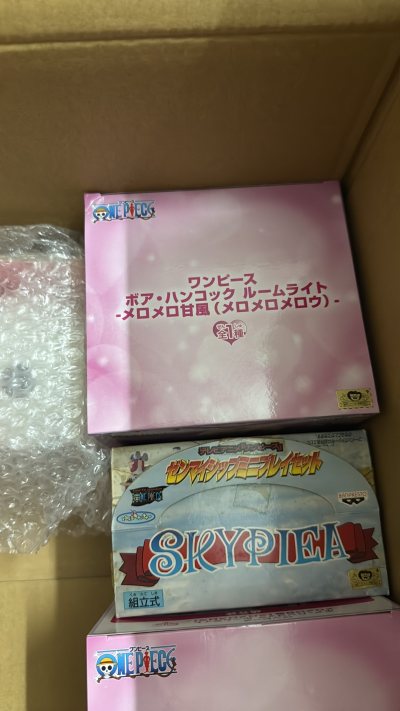 led灯周边可是做的很好看呀，拍拍灯还有多个颜色，很开心买到了，而且价格很合适。女帝最新的这款爱心风灯也是超好看的，还搭配了女帝，很棒