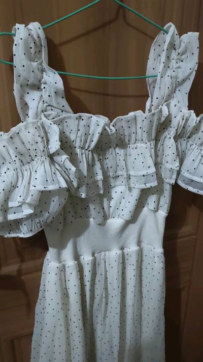 挖煤姬好价捡漏了sdp的两条鱼尾裙，grl的浴花上衣还有网红落肩裙，顺带还买了一件小碎花的上衣，物流速度很
快，平台合单包装包装也很好，不是第一次在挖煤姬买衣服啦，买的都是全新带吊牌的，美之美之