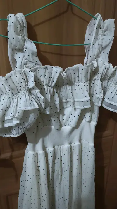 挖煤姬好价捡漏了sdp的两条鱼尾裙，grl的浴花上衣还有网红落肩裙，顺带还买了一件小碎花的上衣，物流速度很
快，平台合单包装包装也很好，不是第一次在挖煤姬买衣服啦，买的都是全新带吊牌的，美之美之