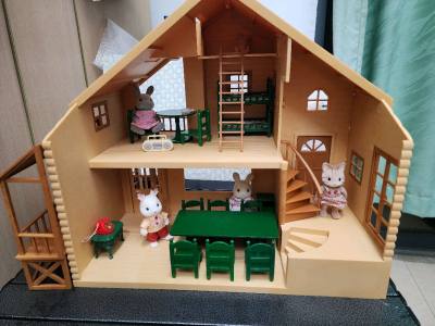 挺满意的，搭配绿色家具绝配。颜色的撞色反差挺好看的。非常满意的一次购物体验。房顶看起来也很新不错不错。