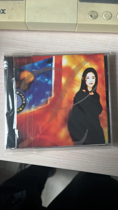 蹲了好久的王馨平日版CD终于在挖煤姬圆梦！平台包装超用心，气泡膜裹得严严实实，碟片和歌词本近乎全新，边角毫无磕碰。竹蜻蜓3周就到货，物流信息实时更新超安心，还能用优惠券性价比拉满～ 日版音质清澈细腻，《别问我是谁》《不要躲避我的眼睛》经典曲目听感绝了，海淘CD认准挖...