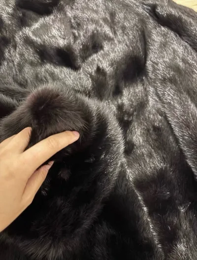 非常愉快的一次购物历程，挖煤姬就是这样方便，出价很快，费用透明，已经用了很多次啦，这次这件实物比卖家图片更好看，很喜欢，一百星好评！我爱挖煤姬，还会继续淘好物，嘻嘻