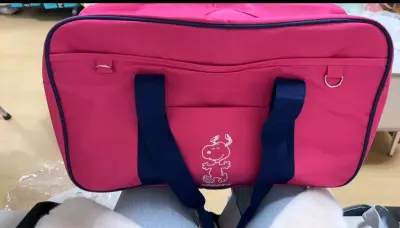 大家好，这次是我在挖煤姬切的制服包，是史努比联名，玫红色款，质量好。走的可追踪小航空线路，速度也很快，包装很严实，包包物美价廉，积分抵扣优惠。