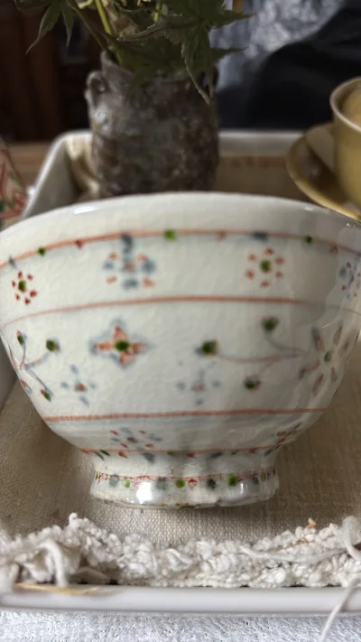 这只藤田佳三红安南染抹茶碗，釉色深邃如碧海，流釉纹路似山涧。握于掌心温润趁手，点茶时茶筅起落顺滑。传统工艺与现代美学交融，为每日茶事添了份宁静禅意，是件值得珍藏的日用美器。