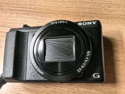        索尼数码相机到手！虽然自己有台索尼的a7c2全画幅相机，但一直心心念念想要一台能带进演唱会的长焦相机，主要是更便捷更适合随手放兜里。在挖煤姬上搜了一圈，果断下手几百块淘到这台索尼数码相机。
      卖家描述中提到有拨盘故障，但试了下完全不影响正常拍...