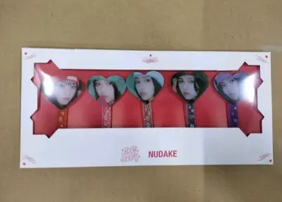 又是吃到美美好价！这次买的是newjeans nudake蛋糕插件set 快闪雨伞 hanni兔头。
都是已经绝版的！好难买，感谢挖煤姬让我有机会买到呀！