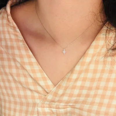 这次在挖煤姬购买的 Star Jewelry Crossing Star K18 钻石项链非常满意。项链设计精致，星形线条优雅闪耀，钻石切工细腻，佩戴后非常显气质。实物与卖家图一致，金色温润不夸张，包装高雅，发货迅速。整体购物体验专业又安心，会考虑再次回购。