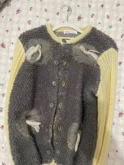 这次淘到了一件超可爱的海狮立体胡须毛毛针织毛衣，一件扶桑花的半裙短裙，都是我的心头好！到货物流迅速！重量分毫不差！真的非常爱在挖煤淘宝！下次继续！