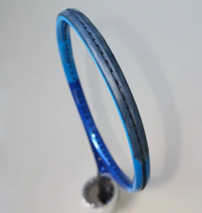 最近入手了Wilson Pro Staff 97L，手感超好，挥拍轻盈，非常适合我这样的业余选手。拍框稳定，控球精准，击球时回馈感非常舒适。对手臂的负担也不大，打久了也不酸。推荐想提升控球的朋友试试，真的能让击球更稳，适合初中级水平的爱好者。