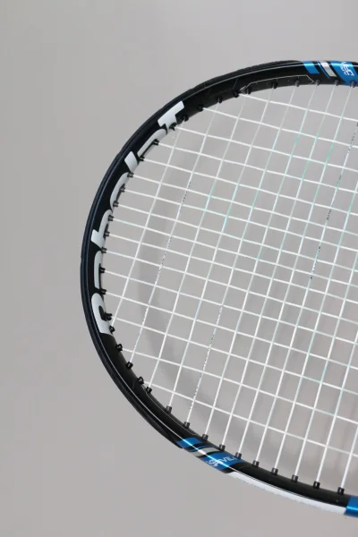 入手Ezone 100几周了，感受非常好！拍子重量适中，挥拍速度快，适合女性球友。击球扎实，力量和控制兼顾，甜区很大，回球稳定。对提升击球手感和稳定性帮助很大，特别适合想从娱乐向进阶过渡的选手，值得入手！