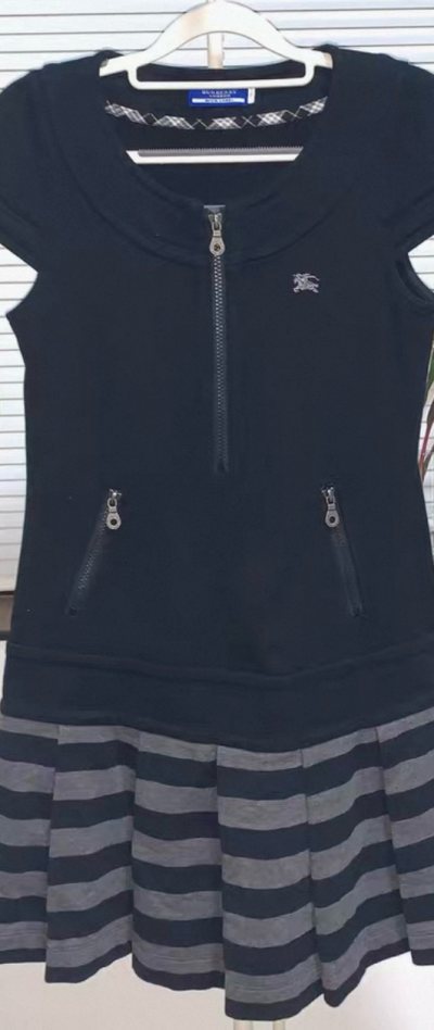 这次淘到一件burberry拉链半袖连衣裙，非常有学院风和设计感，还有一件海洋生物印花的杏粉色背心，超可爱，这次淘到的衣服都非常满意！挖煤物流和包装都完美，下次继续！