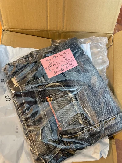 第一次挖牛仔裤，过程很顺利，卖家还给了小纸条，很开心，就是邮费比想象中贵一点，不过还是很顺利就拿到了，下次还要再淘，哈哈好