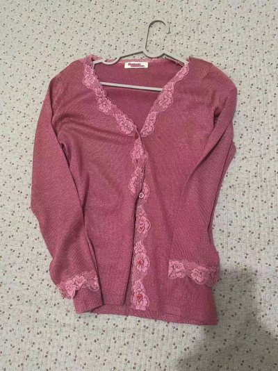 这次淘到一件玫瑰金色的垂感人像长袖，一件满印锁头印花拉链外套，一个蓝色子母包，都是又好看又实用的！开箱超级惊喜！物流也很迅速！会继续使用挖煤海淘的~