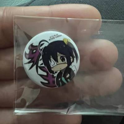 在日本线上店网购的六花Q版徽章，收到货直接惊喜！包装严实无破损，拆开瞬间被萌到——六花的经典表情还原度拉满，Q萌造型超戳心。做工精致到细节，材质厚实有质感，印刷细腻清晰、色彩饱满不暗沉，边缘光滑无毛刺，完全没有瑕疵。挂在包上或钥匙串都合适，日常佩戴吸睛度满分，每次看...