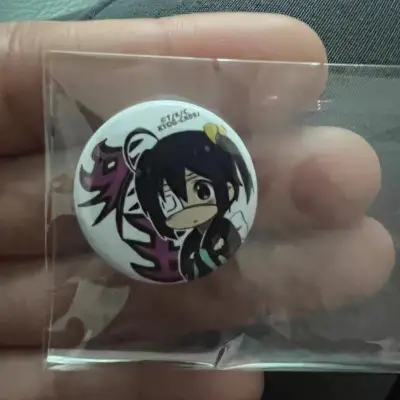 在日本线上店网购的六花Q版徽章，收到货直接惊喜！包装严实无破损，拆开瞬间被萌到——六花的经典表情还原度拉满，Q萌造型超戳心。做工精致到细节，材质厚实有质感，印刷细腻清晰、色彩饱满不暗沉，边缘光滑无毛刺，完全没有瑕疵。挂在包上或钥匙串都合适，日常佩戴吸睛度满分，每次看...