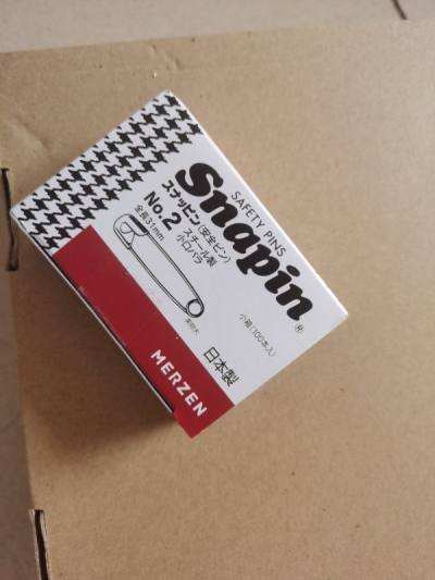 日本线上购入的安全别针，超惊喜！材质厚实耐用，针头带安全锁扣，闭合牢固不松脱，再也不怕戳手或刮坏衣服。开合顺滑，单手就能操作，固定力强，日常佩戴一整天都稳。边缘打磨细腻无毛刺，不伤衣物不易生锈，细节满满。性价比高，包装严实，物流给力，推荐给所有需要的朋友，物超所值！...