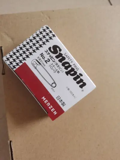 日本线上购入的安全别针，超惊喜！材质厚实耐用，针头带安全锁扣，闭合牢固不松脱，再也不怕戳手或刮坏衣服。开合顺滑，单手就能操作，固定力强，日常佩戴一整天都稳。边缘打磨细腻无毛刺，不伤衣物不易生锈，细节满满。性价比高，包装严实，物流给力，推荐给所有需要的朋友，物超所值！...