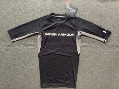 这次还是瞄准日本under armour老款紧身衣
煤炉真的打开了通达经典款式的世界大门
一件是MCM8492，高领棒球压缩衣内衬训练服
一件是MFB9311，圆领橄榄球压缩衣短袖T恤
两件都是百搭黑色，弹性很大，非常显身型
由于入手价格低，两件一起寄回国内，还被免...