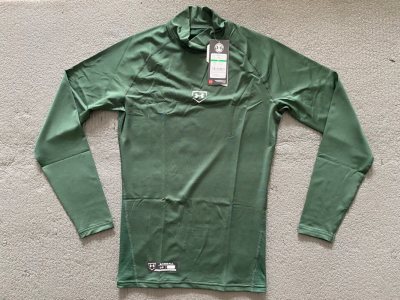 日系紧身衣有两个特色，一是绸缎般丝滑和贴身的面料，二是适合不同场合的丰富配色。
这次终于淘到10年前的老款白色UA，摸在手上，感叹黄金时代产品的设计用心；还有Nike五分白色铲秋裤，原包装还未开封，保证无瑕疵。也囊括一件橄榄绿色的长袖棒球内衬，作为球场主打配色，早早...