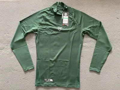 日系紧身衣有两个特色，一是绸缎般丝滑和贴身的面料，二是适合不同场合的丰富配色。
这次终于淘到10年前的老款白色UA，摸在手上，感叹黄金时代产品的设计用心；还有Nike五分白色铲秋裤，原包装还未开封，保证无瑕疵。也囊括一件橄榄绿色的长袖棒球内衬，作为球场主打配色，早早...