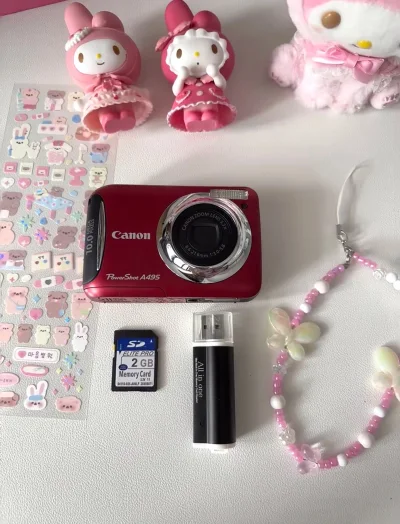 在挖煤姬淘到的这款佳能PowerShot A495 CCD也太绝了！成色远超预期，几乎跟全新的一样，红色机身质感满满。到手后立马试拍，操作顺畅，复古画质绝绝子，1000万像素+3.3倍光学变焦，日常记录或拍复古风都很能打。挖煤姬的物流和品控都很靠谱，这波海淘太值了，...