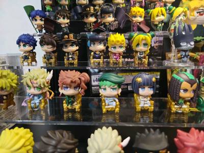 JOJO原画展真的越看越有品，JOJOworld的扭蛋站柜也非常貌美，就是气势十足的感觉，挖煤姬不仅有优惠券，捆包运输都非常完美，一整个垂直入坑