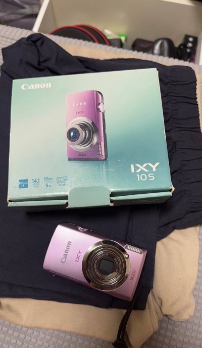 在挖煤姬淘到的佳能IXY10S CCD简直是意外之喜！粉紫色机身颜值在线，还带着原包装盒，成色好得没话说。它拥有1410万像素和5倍光学变焦，拍出来的照片自带复古滤镜，细腻又有氛围感，触控操作也很顺畅。从海淘流程到物流速度都很靠谱，对于喜欢复古数码风的我来说，这款相...