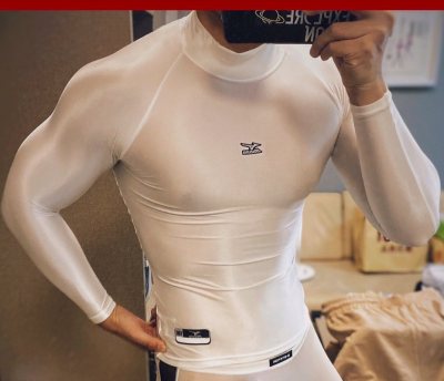 美津浓Biogear系列野球紧身衣内衬是拳头产品
但只有早期产品线才有特殊的“丝光亮漆”质感。
为了找准具体的型号，不得不破费购入了两个型号进行实物比对，包括：12JA4C1001、12JA7C1001，两者型号上的区别只是一个数字。。
经过手电筒打光比较，发现两个...