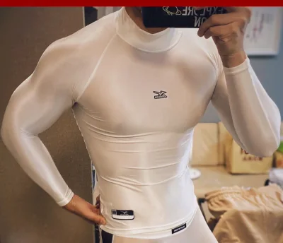 美津浓Biogear系列野球紧身衣内衬是拳头产品
但只有早期产品线才有特殊的“丝光亮漆”质感。
为了找准具体的型号，不得不破费购入了两个型号进行实物比对，包括：12JA4C1001、12JA7C1001，两者型号上的区别只是一个数字。。
经过手电筒打光比较，发现两个...