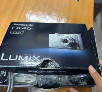 分享下在mercari收的这台LUMIX FX40！卖家包装好细心，原盒裹了好几层泡泡纸，拿到手连盒子边角都没磕到~
拿到手，开机那瞬间真的好开心，想买CCD好久了，在这买下来真的划算很多！比想象中的还要好！试了下人像模式，完全是我想要的感觉。哈哈哈哈哈很喜欢。
功...