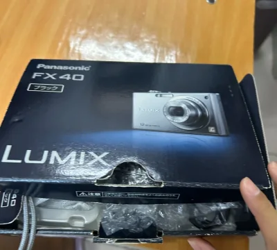 分享下在mercari收的这台LUMIX FX40！卖家包装好细心，原盒裹了好几层泡泡纸，拿到手连盒子边角都没磕到~
拿到手，开机那瞬间真的好开心，想买CCD好久了，在这买下来真的划算很多！比想象中的还要好！试了下人像模式，完全是我想要的感觉。哈哈哈哈哈很喜欢。
功...