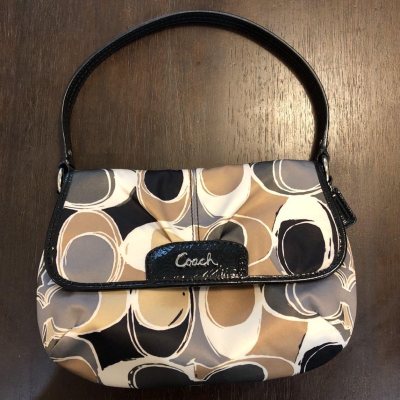 在海淘入的这两个Coach包包真的绝绝子！第一个是艺术感满满的印花款，图案别致又有设计感，皮质五金都很精致；第二个是经典老花hobo包，复古百搭，容量实用还很有质感。两个包成色都超出预期，海淘流程顺畅，物流也很给力。不管是日常通勤还是搭配穿搭，这两个包都能轻松hol...