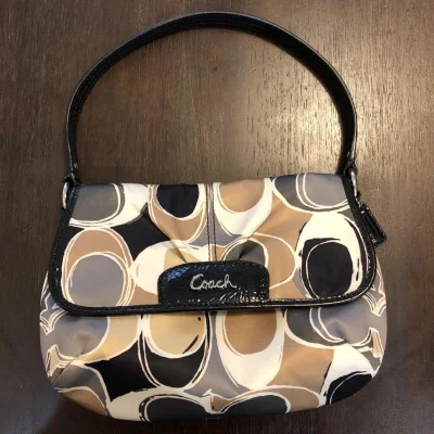 在海淘入的这两个Coach包包真的绝绝子！第一个是艺术感满满的印花款，图案别致又有设计感，皮质五金都很精致；第二个是经典老花hobo包，复古百搭，容量实用还很有质感。两个包成色都超出预期，海淘流程顺畅，物流也很给力。不管是日常通勤还是搭配穿搭，这两个包都能轻松hol...