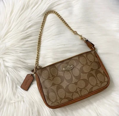 在海淘入的这款Coach经典老花链条包真的绝了！它采用品牌标志性的老花图案，搭配金色链条和精致五金，复古又不失精致感。包包成色很好，皮质和细节处理都很到位，链条的质感也很高级。日常搭配无论是休闲装还是小裙子都很合适，容量也能装下手机、口红、卡包等小物件。海淘流程顺畅...