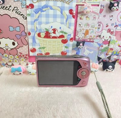 在海淘入的卡西欧Z2300 CCD太让人惊喜了！粉紫色机身颜值在线，1410万像素拍出来的照片复古感拉满，色彩柔和细腻，日常拍穿搭、风景都很出片。还配有原装充电器，成色也不错。操作简单易上手，作为复古数码爱好者，这款相机无论是记录生活还是打造复古风格都超合适，海淘这...