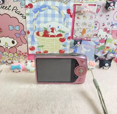 在海淘入的卡西欧Z2300 CCD太让人惊喜了！粉紫色机身颜值在线，1410万像素拍出来的照片复古感拉满，色彩柔和细腻，日常拍穿搭、风景都很出片。还配有原装充电器，成色也不错。操作简单易上手，作为复古数码爱好者，这款相机无论是记录生活还是打造复古风格都超合适，海淘这...