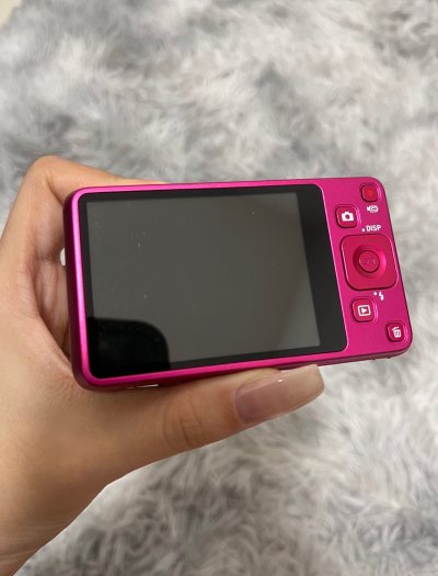 在海淘入的卡西欧Z800 CCD太戳我了！玫红色机身颜值在线，小巧便携握在手里很有质感。拍出来的照片复古感拉满，色彩细腻又有氛围感，日常拍穿搭、随手记录生活都超出片。操作简单易上手，海淘流程也很顺畅，收到时成色不错。对于喜欢复古数码风的我来说，这款相机就是氛围感神器...