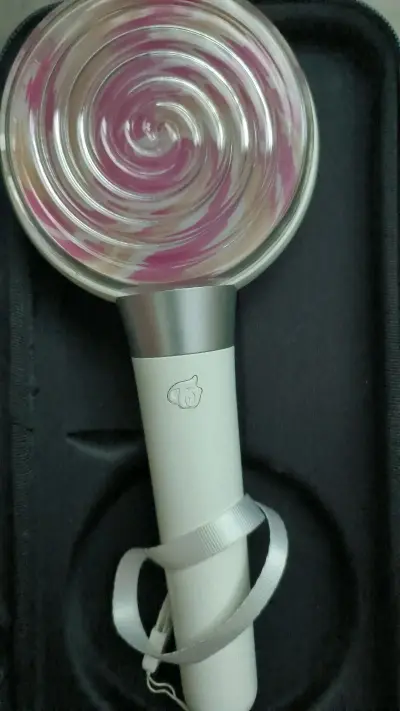 ✨刚从挖煤姬切煤成功！这两根让ONCE疯狂的一二代应援棒，终于在我手里同框了！
➤ 蓝牙APP智能调色：用手机就能切换九色彩虹光海
➤ 双模式爆闪：演唱会模式随掌声律动，手动模式轻按即变
?真实切煤心得：
“就像高科技糖果盒，APP调色时仿佛在调配九兔的彩虹宇宙；一...