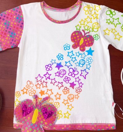 这次淘到一件超漂亮的立体蝴蝶短袖。这个短袖的牌子以不同材料的remake再造出名。这件到手以后真的超惊喜！两边袖子都是不一样的星星图案，立体的小蝴蝶非常生动可爱，衣服整体穿着很舒适！成色很棒！非常喜欢挖煤的原因也是因为系统对成色的标注很准确很显眼，物流非常迅速！下次...