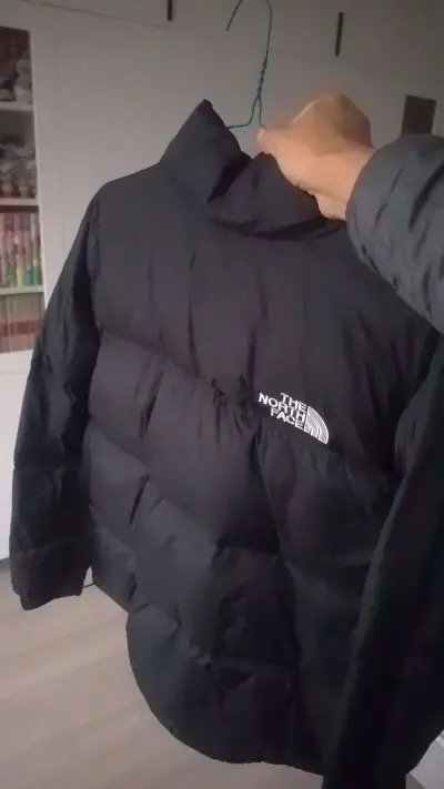 北面羽绒服真的超赞！我穿着它在寒冷的冬天里依然保持温暖。它的保暖性能极佳，轻盈且不臃肿，让我在寒风中也能自由活动。设计简约大方，百搭又时尚。而且，它的质量非常好，经得起时间的考验。强烈推荐给需要冬季保暖又不想牺牲时尚感的朋友们！推荐度：⭐⭐⭐⭐⭐