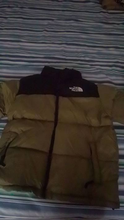 北面1996羽绒服真的超赞！穿上它，寒风中也能保持温暖。设计简洁大方，百搭各种风格。面料防水防风，适合各种户外活动。填充物饱满，保暖效果一流。无论是城市漫步还是山间徒步，它都是绝佳选择。强烈推荐给追求品质与时尚的你！推荐度：五星。