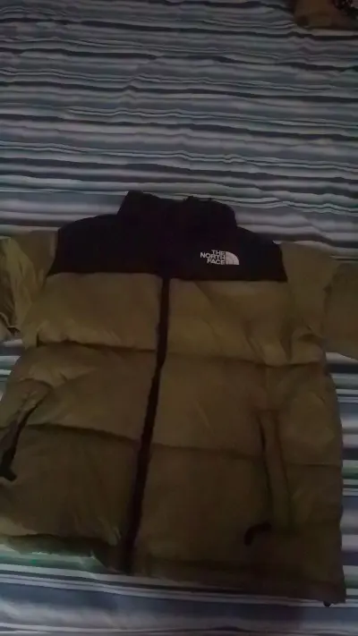 北面1996羽绒服真的超赞！穿上它，寒风中也能保持温暖。设计简洁大方，百搭各种风格。面料防水防风，适合各种户外活动。填充物饱满，保暖效果一流。无论是城市漫步还是山间徒步，它都是绝佳选择。强烈推荐给追求品质与时尚的你！推荐度：五星。