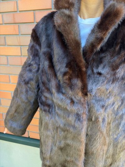 拆开快递瞬间被皮草的光泽惊到！毛针细腻柔软，贴在身上暖得像裹了团云朵，完全没有廉价的粗糙感。搭配大衣或连衣裙都超显贵气，冬天出门再也不用裹得臃肿，精致和温暖终于能同时拥有～