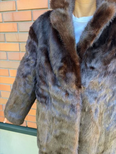 拆开快递瞬间被皮草的光泽惊到！毛针细腻柔软，贴在身上暖得像裹了团云朵，完全没有廉价的粗糙感。搭配大衣或连衣裙都超显贵气，冬天出门再也不用裹得臃肿，精致和温暖终于能同时拥有～