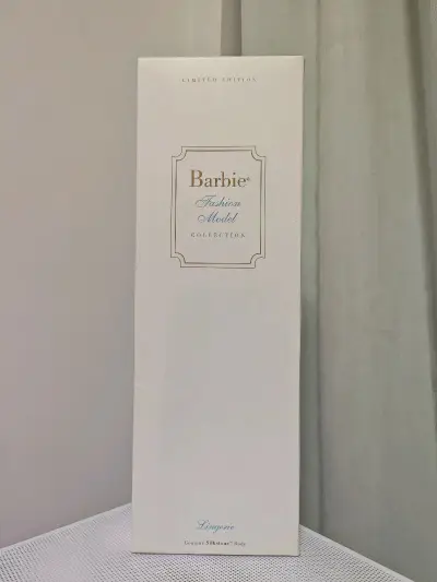 哇塞，这个芭比娃娃简直是梦幻降临?!一打开包装盒，就被它那无与伦比的美貌狠狠拿捏住。脸蛋宛如春日里盛开的樱花，粉嫩娇俏，灵动的大眼睛就像藏着星辰大海，睫毛又密又长，轻轻眨动仿佛在跟我打招呼。头发如瀑布般垂落，丝滑得能从指尖溜走。身上的裙子仿佛是从童话里走出来的，精致...