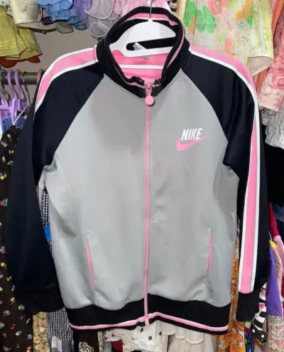 这次挖到的两件古着外套简直是我的梦中情衣！Adidas这件是饱和度超正的粉红色夹克，上身特别显白，瞬间提亮整体穿搭，元气又少女。Nike的则是灰黑色为主，搭配粉色的袖条和Logo点缀，又酷又甜，拼接设计非常独特。

两件的品相都出乎意料的好，内里没有异味，只有一点淡...